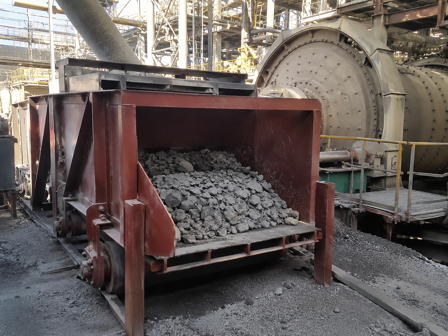 Chute feeder for ball mill feeding system, mineral grinding line, stable ore feeding, and continuous grinding operation