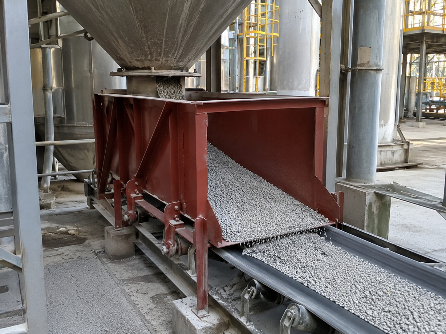 Chute feeder for chemical granular material feeding, non-sticky granules, block materials, and industrial bulk solids