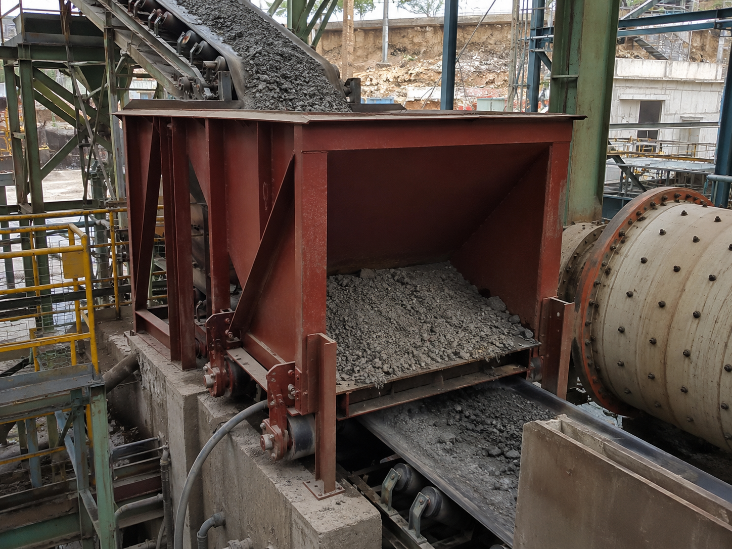 Chute feeder for ore dressing plant ball mill feeding, mineral particles, iron ore, copper ore, and gold ore processing