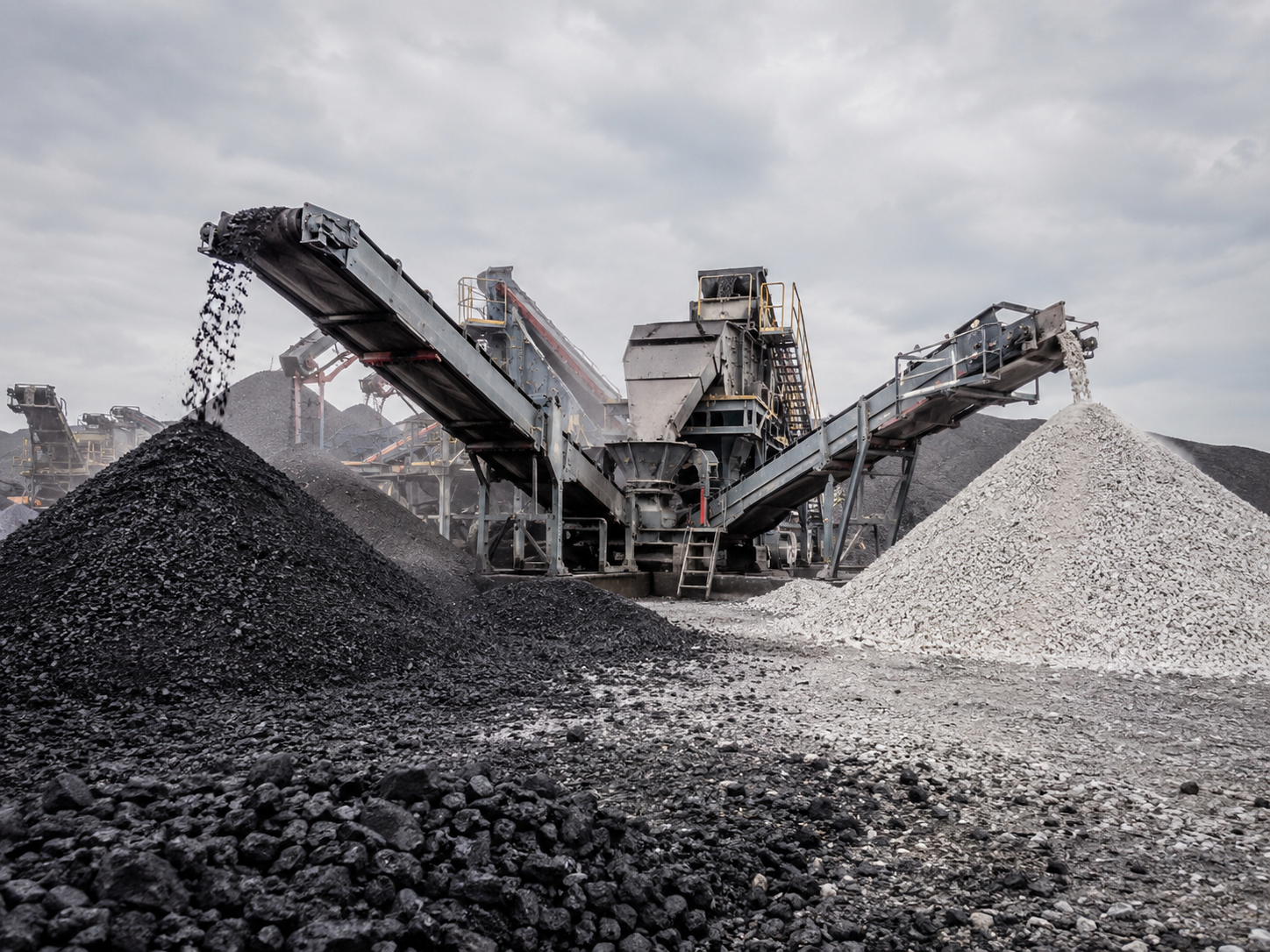 Fine crusher for coal and gypsum crushing in cement, metallurgy, and building material industries