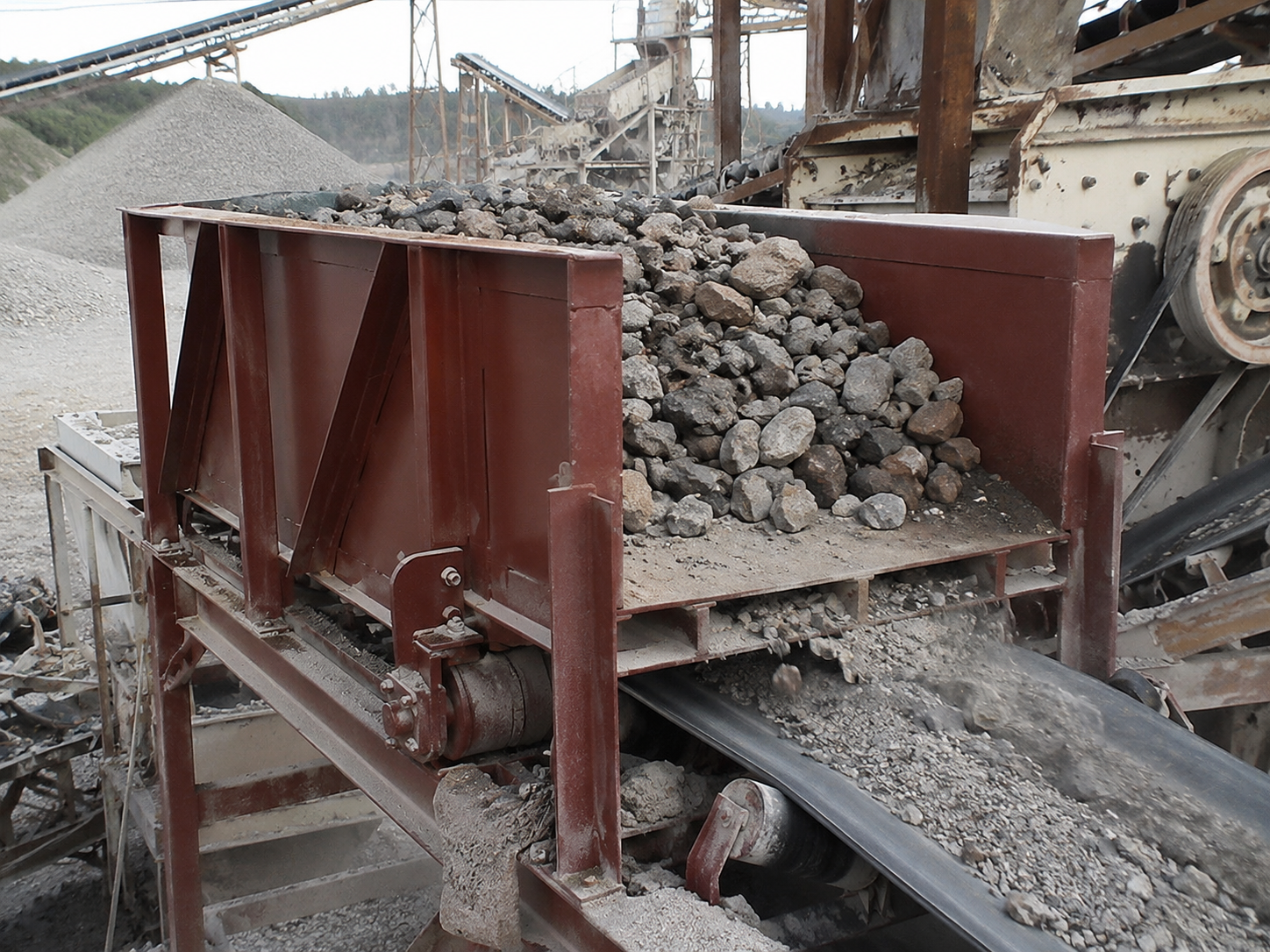 Pendulum feeder for crusher feeding, small ore feeding, granular materials, limestone particles, and mineral processing