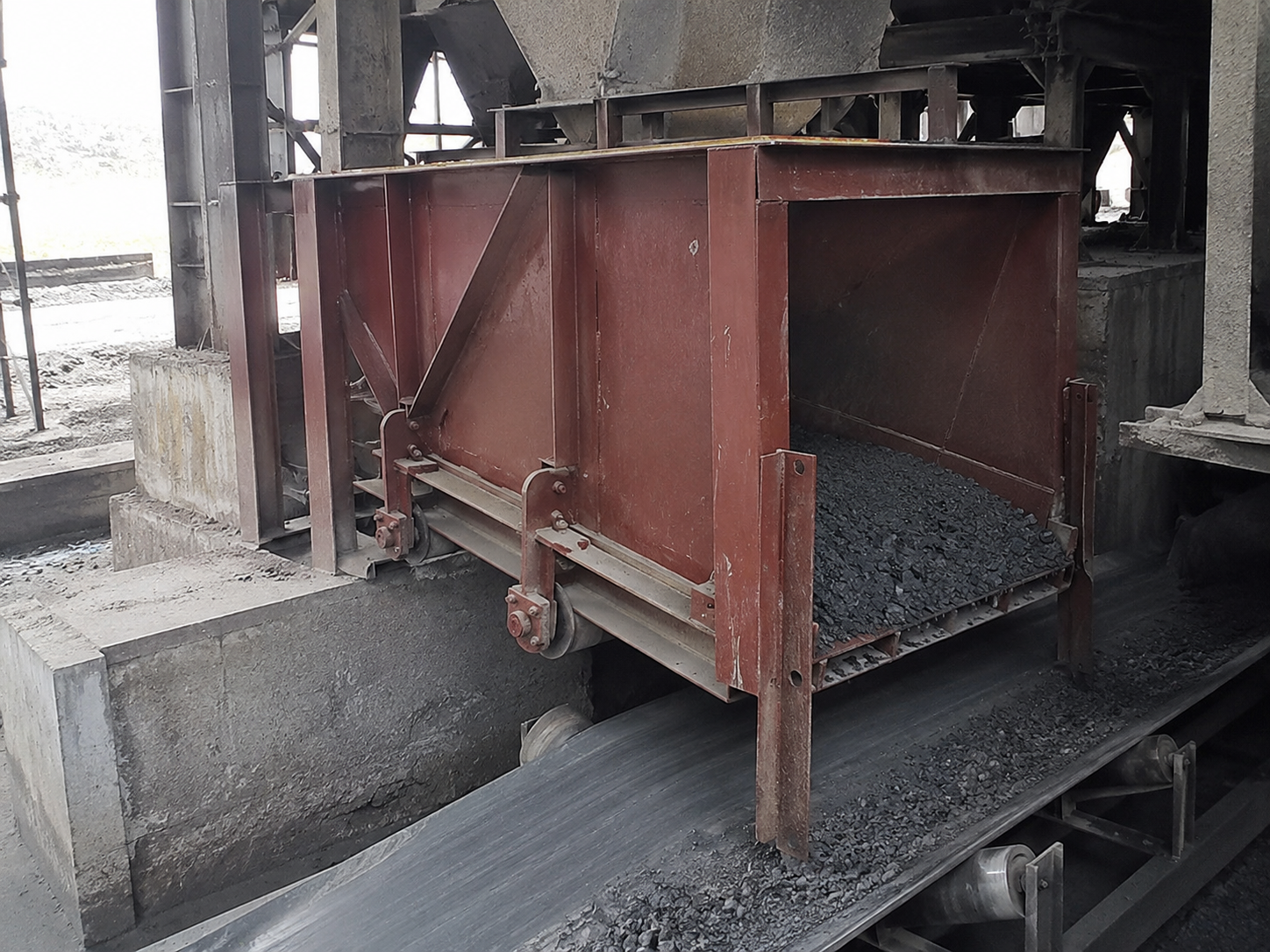Pendulum feeder for hopper discharge, mining storage bin feeding, ore material flow control, and bulk material handling