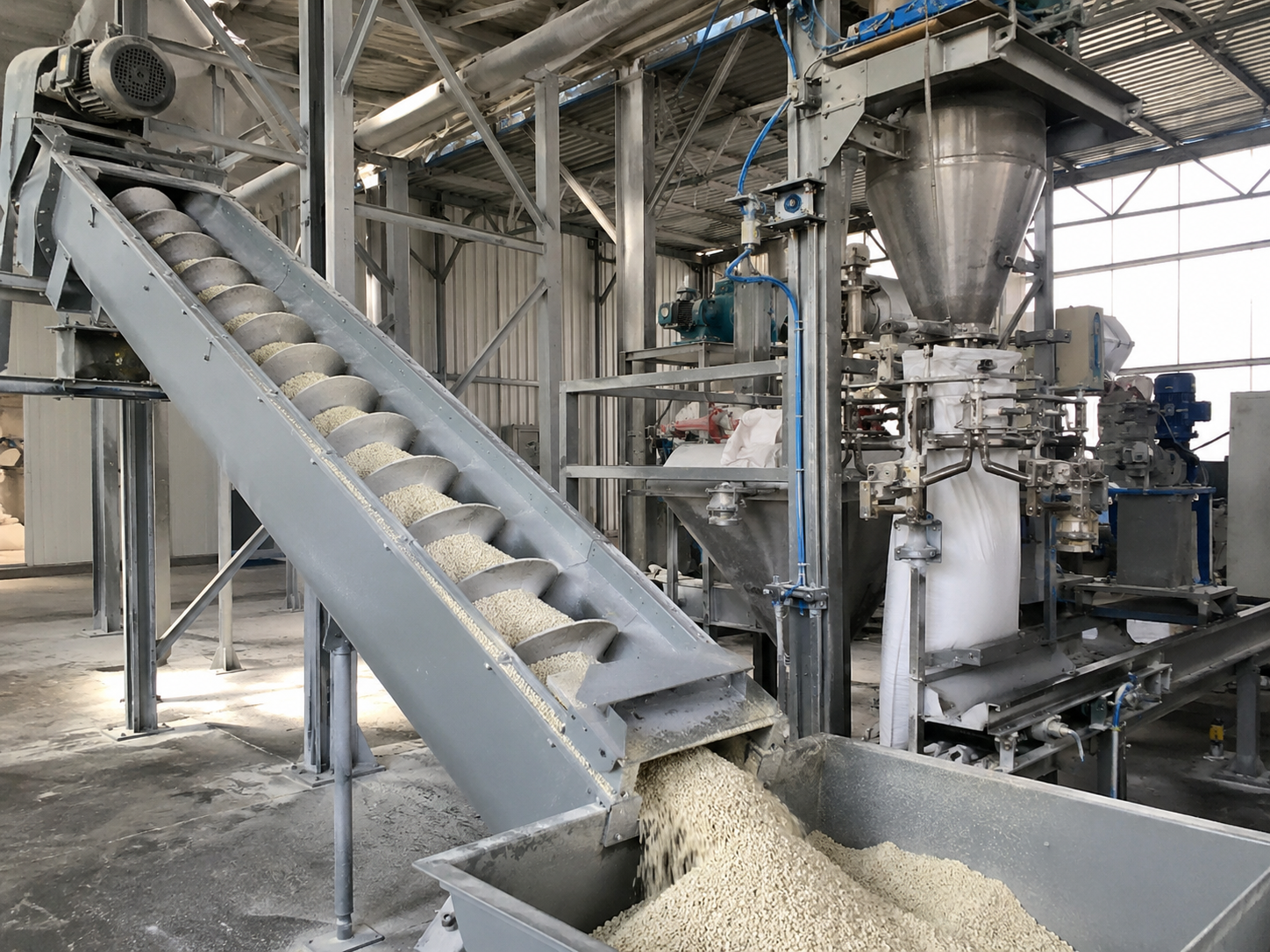 Screw conveyor for fertilizer plant chemical material conveying, granular fertilizer, and powder additives
