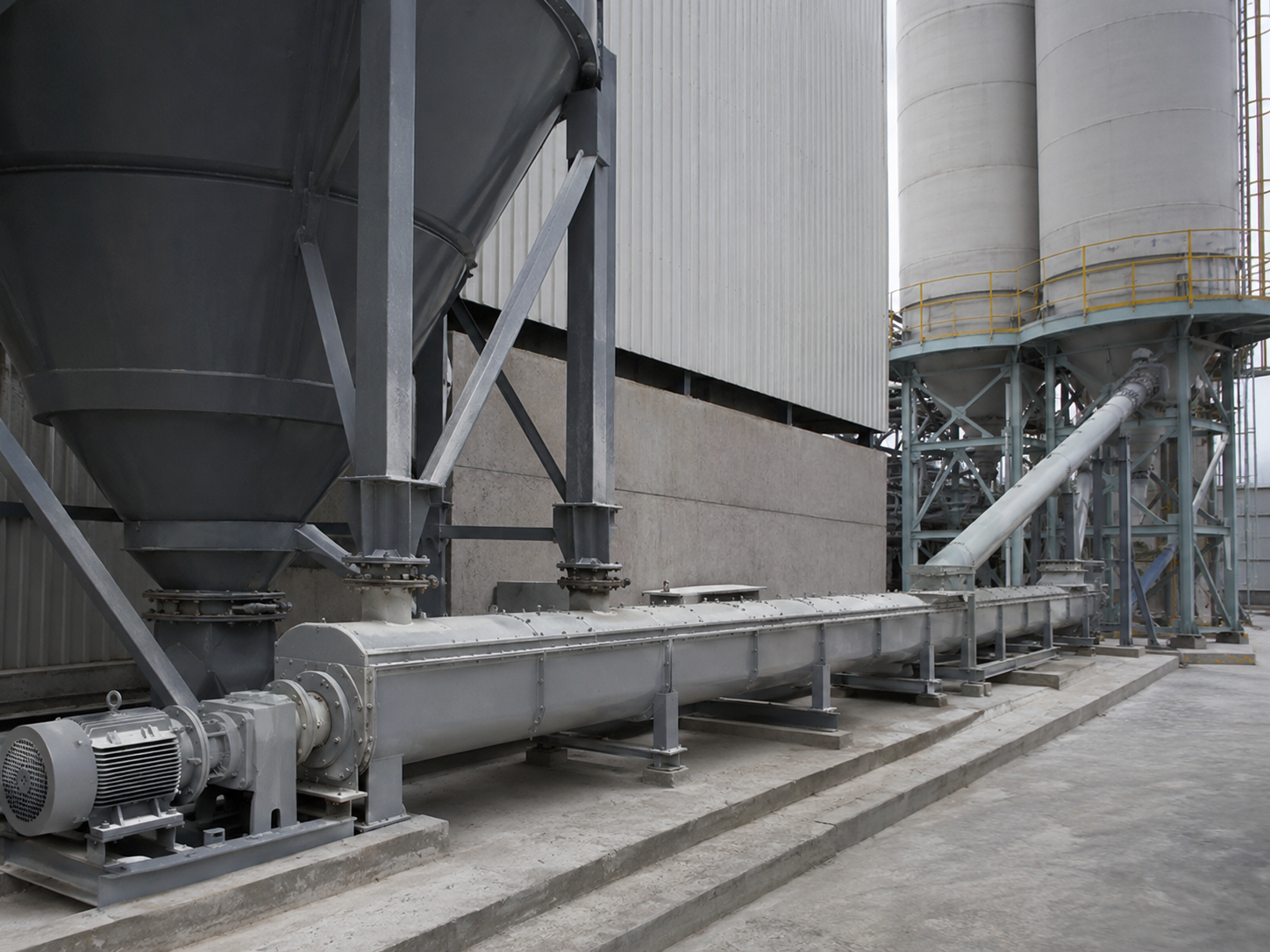 Screw conveyor for fly ash handling, gypsum powder, lime powder, and mineral powder conveying
