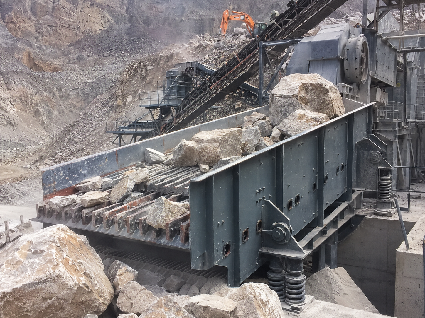 ZSW quarry feeder for large rock handling, limestone feeding, raw stone conveying, and quarry crushing operations